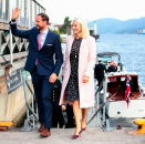 Kronprinsparet går i land i Svelvik. Foto: Lise Åserud, NTB scanpix